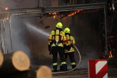 Erbstetten: Gaertnerei brennt vollstaendig nieder - Feuerwehren im Grosseinsatz